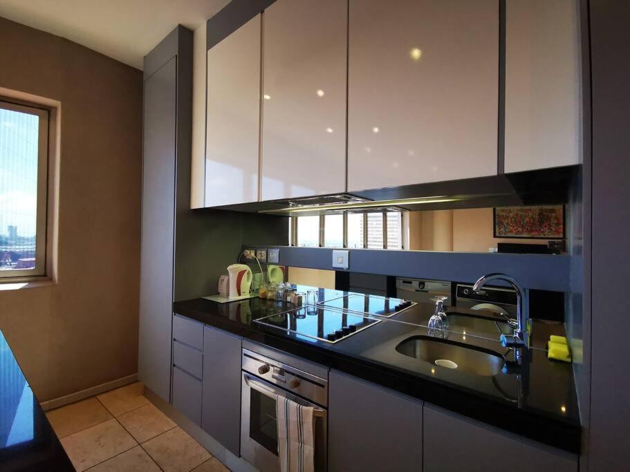 1007-Stunning Studio Apt With Incredible Joburg Views Йоханнесбург Экстерьер фото