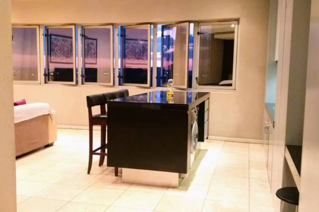 1007-Stunning Studio Apt With Incredible Joburg Views Йоханнесбург Экстерьер фото